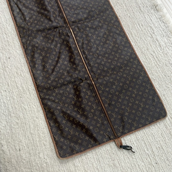 Louis Vuitton Garment Bag - Picture 5 of 13